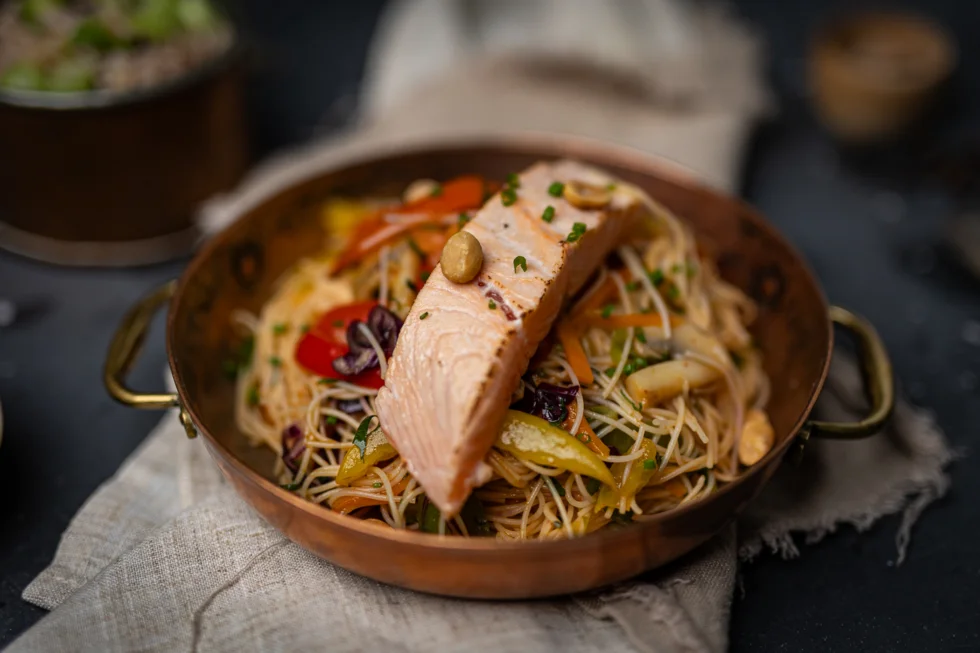 Thai nudler med laks og koriander og peanøtter