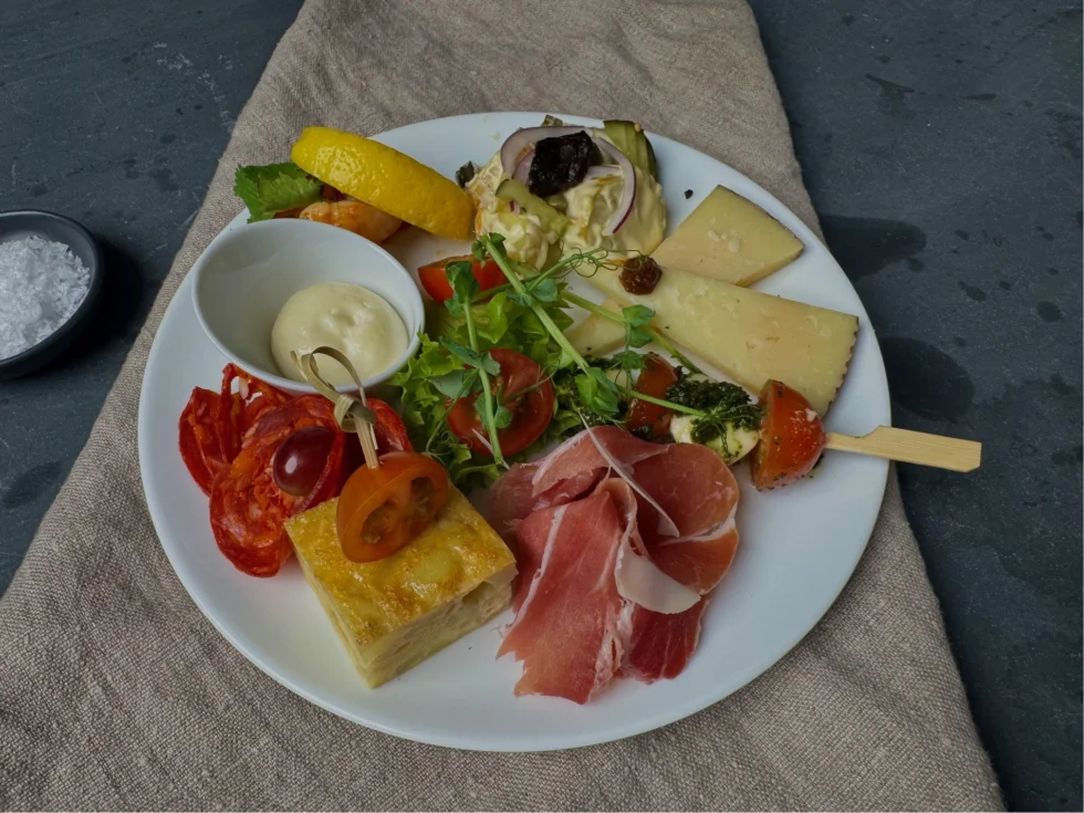 Tapas koldtallerken med focaccia