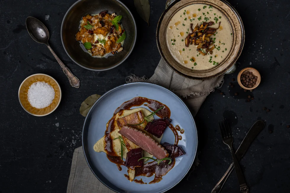 3-retter med skogsoppsuppe, andebryst og multer (meny 5)