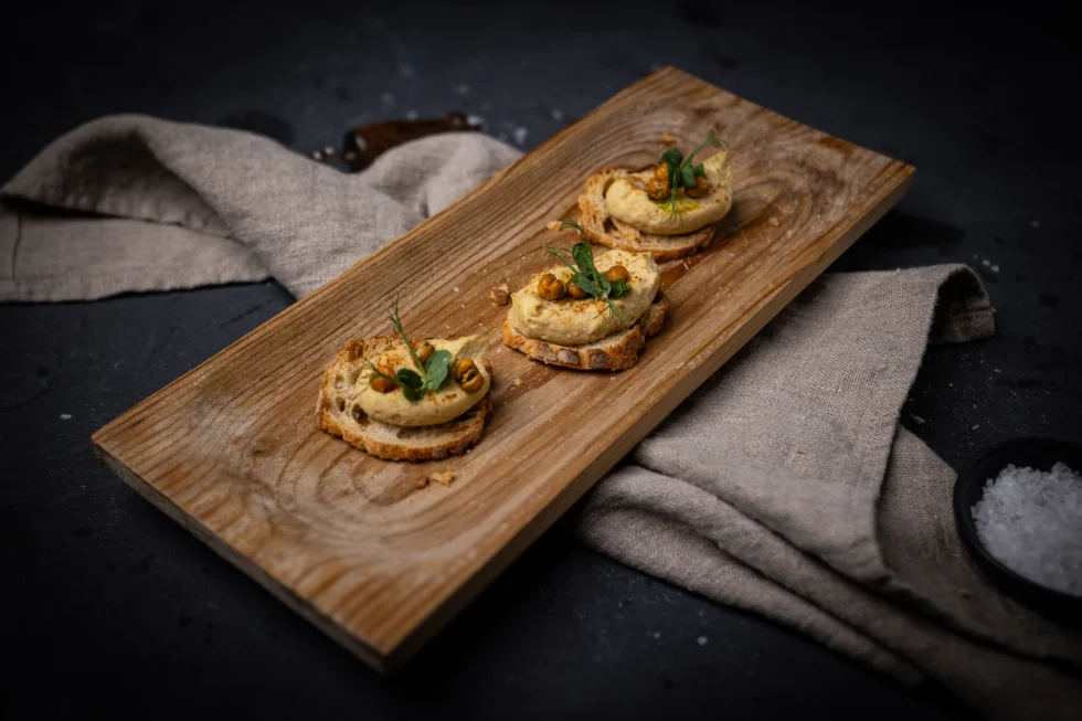 Appetizer - Hummus, granateple og sprø kikerter på økologisk surdeigstoast