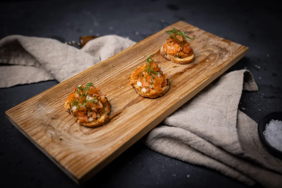 Appetizer - Lettrøkt laksetartar på økologisk surdeigstoast