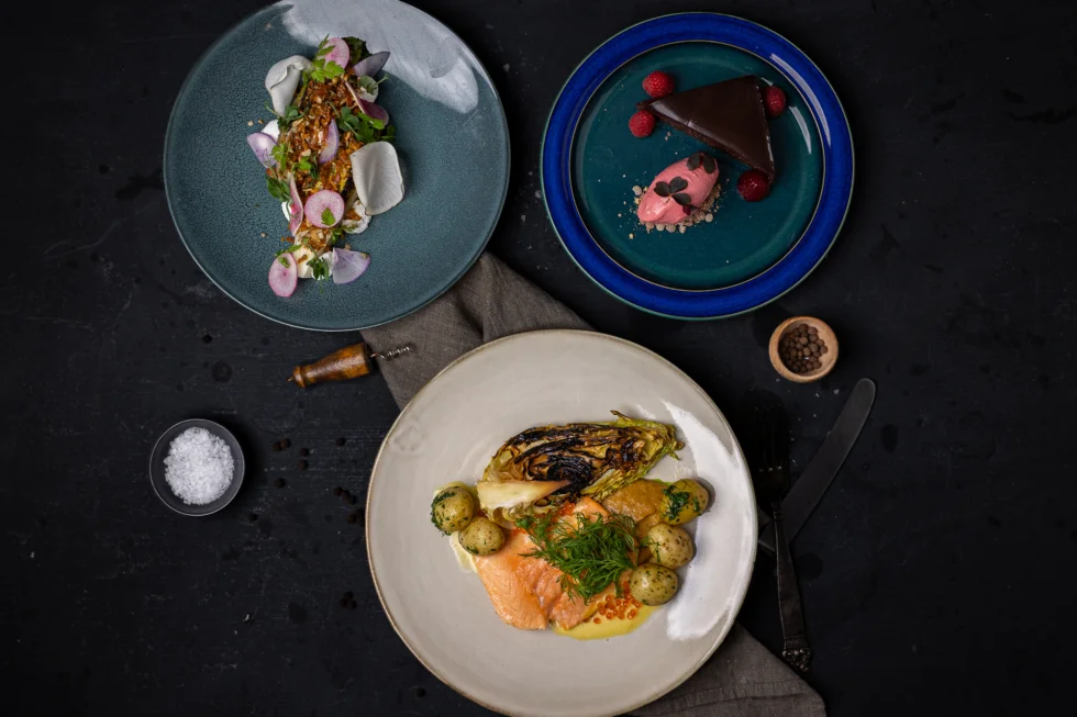 3-retter med grilla hjertesalat, laks og bringebær