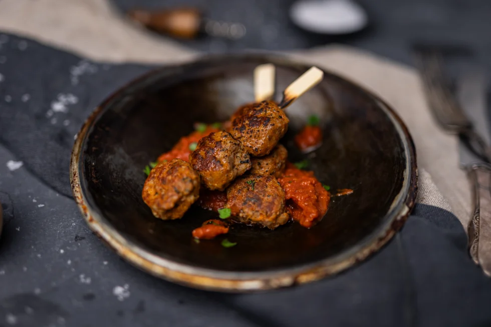 Vegoboller på spyd med tomatsaus