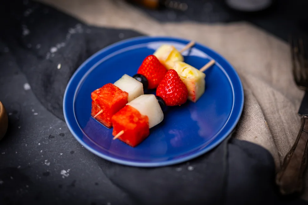 Frukt og bær på spyd