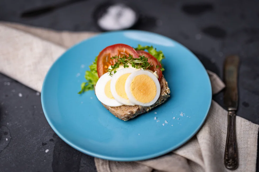 Egg & tomat - Kolonihagen økologisk grovt rundstykke