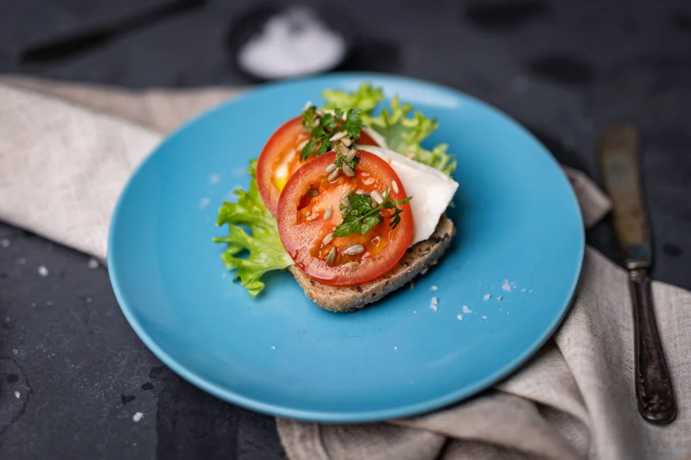 Tomat, mozzarella & pesto - Kolonihagen økologisk grovt rundstykke