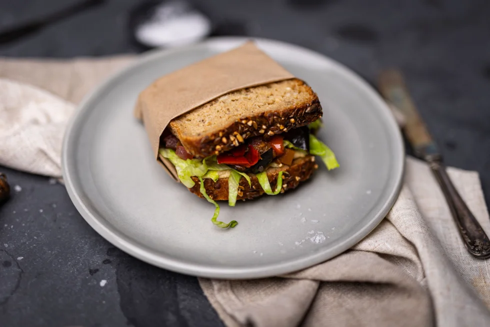 Glutenfri sandwich grillede grønnsaker & hummus - Kolonihagen Økologisk