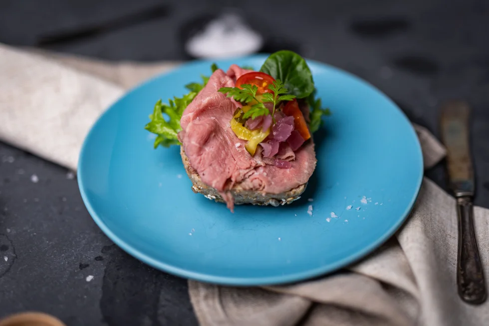 Roastbeef & remulade - Kolonihagen økologisk grovt rundstykke