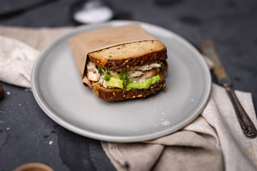 Glutenfri sandwich kyllingbryst & ertemole - Kolonihagen økologisk
