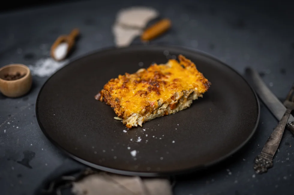 Fiskegrateng med raspet gulrot, kokte poteter og smeltet smør