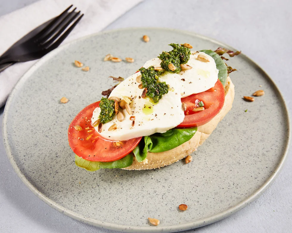 Tomat og mozzarella, halvt rundstykke