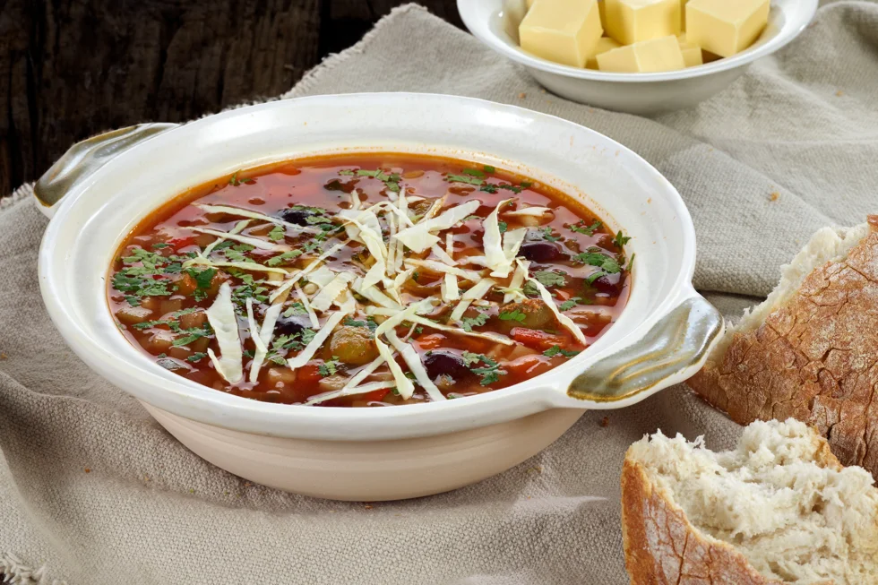 Italiensk grønnsaksuppe med brød og smør