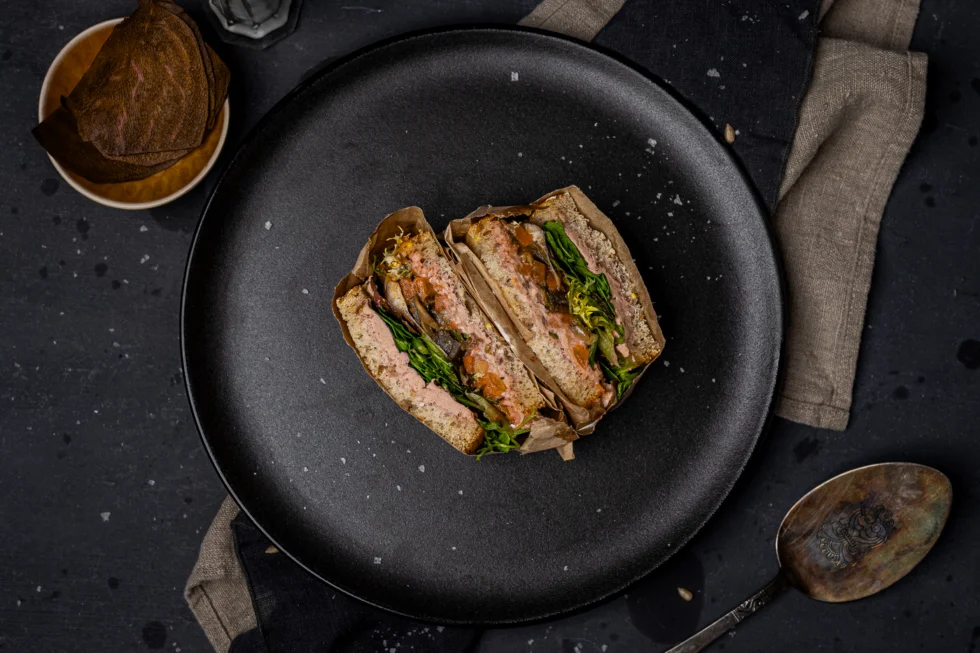 Grillede grønnsaker og syltet rødløk hel sandwich