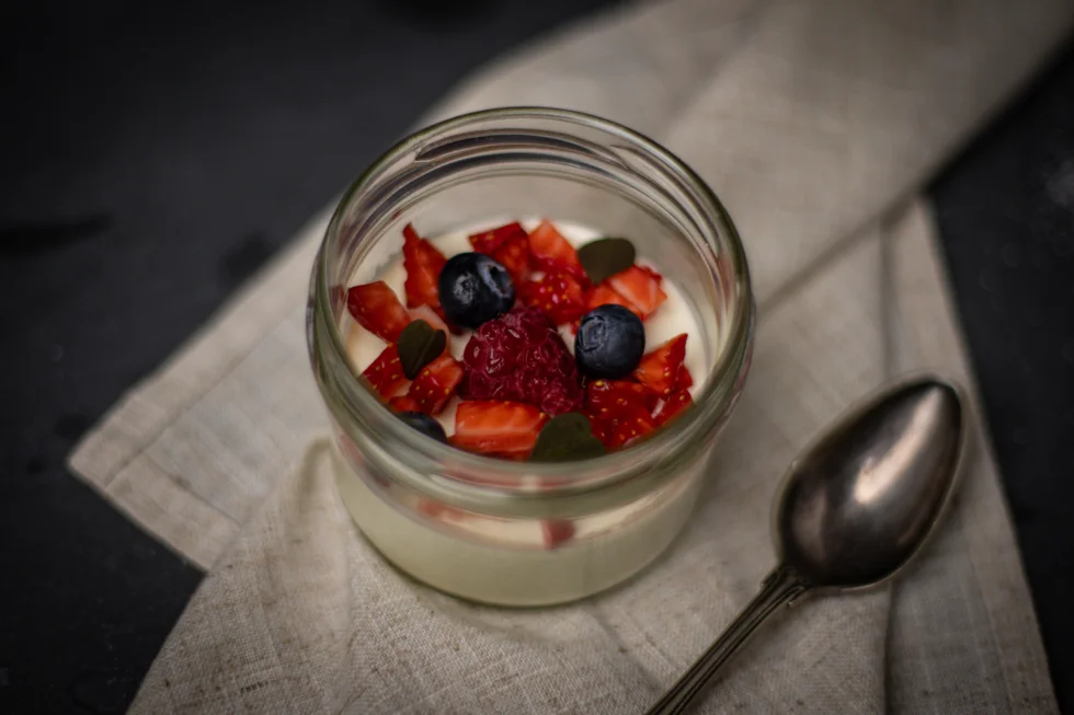 Hvit sjokolade panna cotta med bær