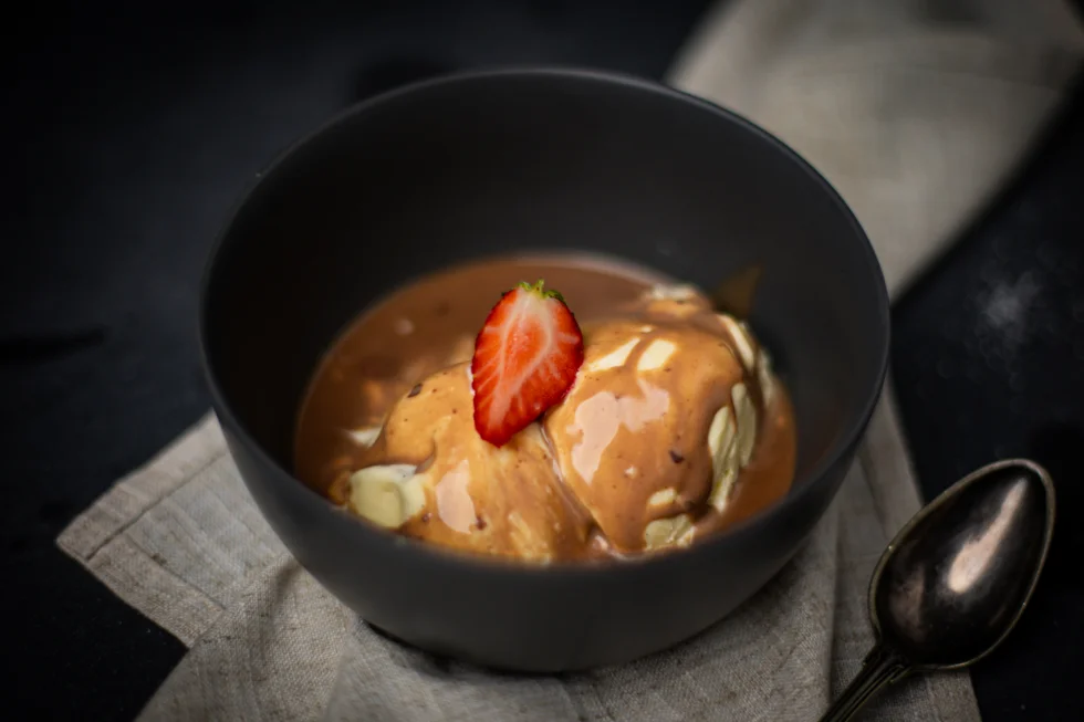 Vaniljeis og varm sjokoladesaus med mandler