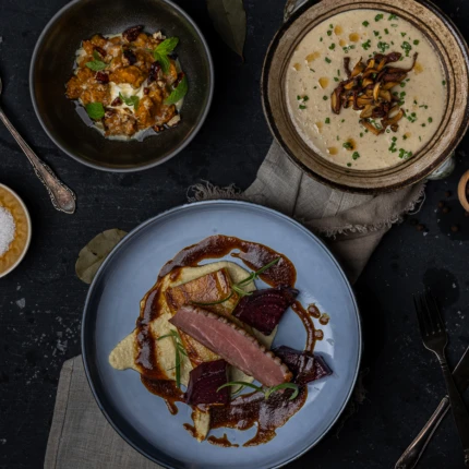 3-retter med skogsoppsuppe, andebryst og multer (meny 5)