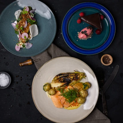 3-retter med grilla hjertesalat, laks og bringebær