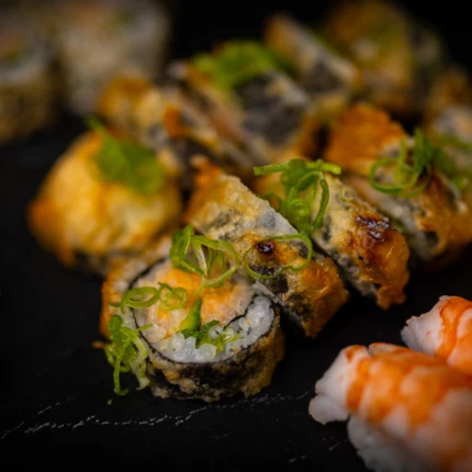 Stor konfirmasjonsbuffet med sushi og miniburger