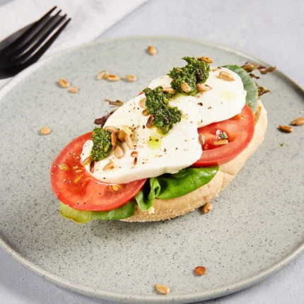 Tomat og mozzarella, halvt rundstykke