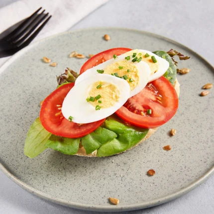 Egg og tomat, halvt rundstykke