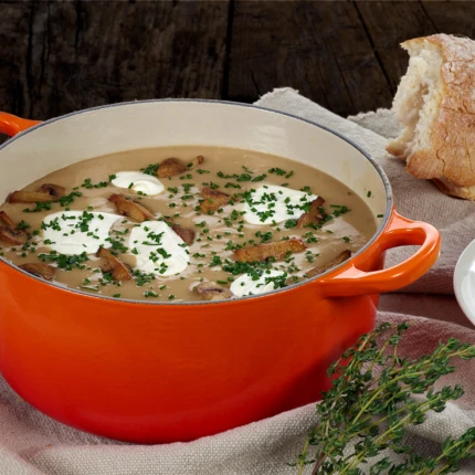 Kremet skogsoppsuppe med brød og smør